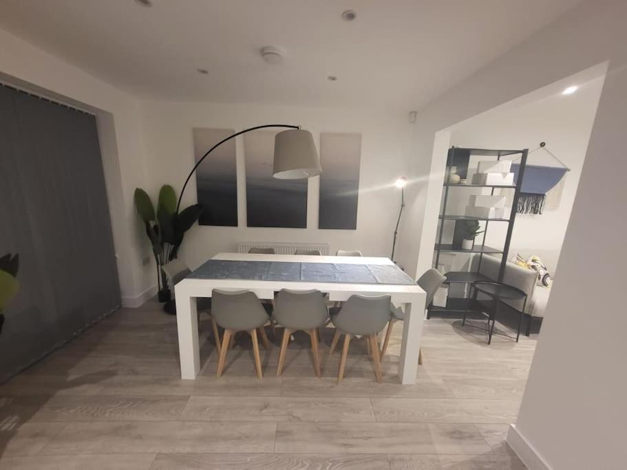 New 4 Bedrm House! Parking. 10Min To City / Etihad Mánchester Exterior foto