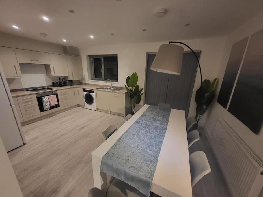 New 4 Bedrm House! Parking. 10Min To City / Etihad Mánchester Exterior foto